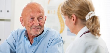 homme qui rencontre avec une coordinatrice de cas