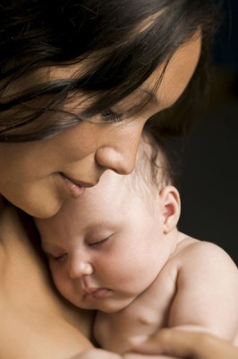 Mère tenant bébé peau à peau