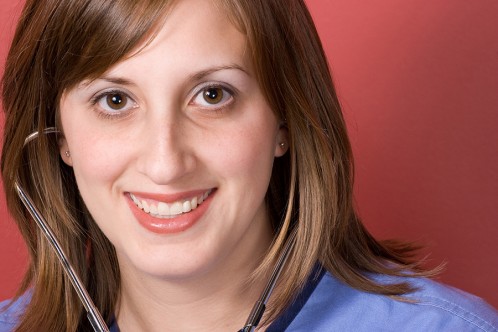 infirmière praticienne souriante avec stéthoscope