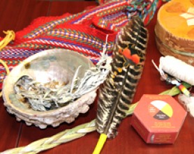 plume d'aigle, herbe douce et autres articles de la trousse d'outils autochtone