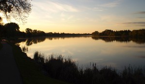 coucher de soleil sur un lac