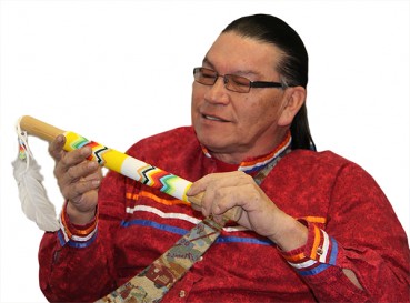 homme autochtone tenant un bâton de conversation