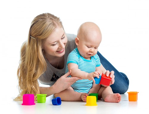 bébé et maman jouant avec des jouets